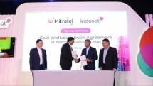 Peresmian perjanjian penjualan bersyarat antara Mitratel dengan IOH melalui penandatanganan CSPA oleh Direktur Utama Mitratel Theodorus Ardi Hartoko (kedua dari kanan) dan CEO IOH Vikram Sinha (kedua dari kiri) yang disaksikan langsung oleh CEO TelkomGroup Ririek Adriansyah 