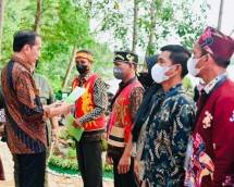 Presiden Joko Widodo menyerahkan 514 Surat Keputusan (SK) Perhutanan Sosial, 19 SK Hutan Adat, dan 46 SK Objek Reforma Agraria (TORA) 