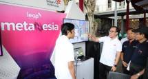 Direktur Digital Business Telkom Fajrin Rasyid (kedua dari kiri) melakukan showcase platform Istiqlalverse kepada Imam Besar Masjid Istiqlal Prof. Dr. KH. Nasaruddin Umar, M.A, (paling kanan).