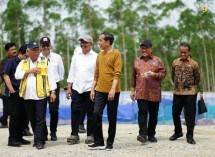 Menteri PUPR Basuki Dampingi Presiden Jokowi Tinjau Pembangunan Rumah Tapak Jabatan Menteri di IKN