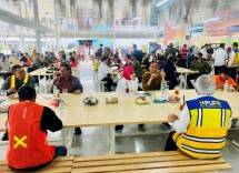 Presiden Jokowi Makan Siang Bersama Pekerja Proyek IKN