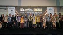 Menperin Agus Gumiwang Kartasasmita bersama Ketua Umum Asaki Edy Suyanto saat berfoto bersama seusai pembukaan Keramika dan Megabuild 2023
