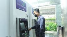 Nasabah PT Bank Muamalat Indonesia Tbk sedang bertransaksi menggunakan kartu debit Shar-E di mesin ATM Muamalat Tower belum lama ini. 