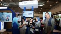 Presiden Direktur BCA Syariah, Yuli Melati Suryaningrum dan Direktur BCA Syariah Pranata menjelaskan produk perbankan syariah pada pengunjung booth BCA Syariah di BCA Expoversary 2023, ICE BSD Tangerang Banten 