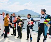 Jelang lomba F1H2O, Minggu 26 Februari 2023, Presiden Joko Widodo menyapa dan berfoto bersama dengan semua pembalap. (Foto: Laily Rachev - Biro Pers Sekretariat Presiden)