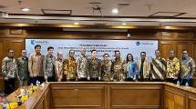 Penandatangan akta jual beli saham untuk penutupan transaksi antara Krakatau Steel dan Chandra Asri