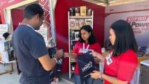 Pengenalan platform PaDi UMKM dari Leap-Telkom Digital oleh tim product kepada pelaku UMKM pada ajang F1H2O.