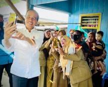 Antusiasme Warga Kampung Nelayan Tanjung Pasir Sambut Kunjungan Presiden Jokowi dan Ibu Iriana