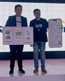 Country Manager Wise Indonesia, Elian Ciptono, (kiri) didampingi perwakilan Bank Mandiri, Rolland Setiawan, ketika memperkenalkan produk Wise Platform. (Foto: Abraham Sihombing)