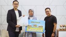 William Eka, Head of Partnership JULO (kiri) bersama Budiono Darmawan (kanan), Chief Marketing Officer ruparupa, menyerahkan Hadiah Program Kado Dekor Impian
