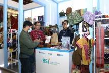 Pengunjung sedang bertransaksi menggunakan QRIS di salah satu booth UMKM BSI di Pameran bertaraf internasional INACRAFT - International Handicraft Trade Fair di Jakarta