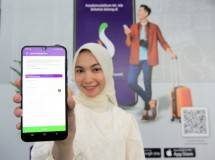 Karyawan PT Bank Muamalat Indonesia Tbk menunjukkan menu baru bernama Bank Haji di aplikasi Muamalat DIN. 