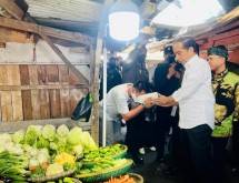 Presiden Jokowi Cek Harga Kebutuhan Pokok di Pasar Baleendah Bandung Jabar