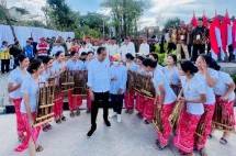 Tiba di Kolam Retensi Andir Bandung, Presiden Jokowi Disuguhi Kesenian Dodombaan