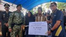 Ahli waris menerima santunan dari ASABRI