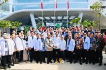 Presiden Jokowi dan tim doktwer RS Mayapada Bandung