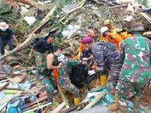 Prajurit Marinir Bantu Evakuasi Korban Longsor di Serasan Natuna