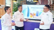Pelaksana Tugas Direktur Utama PT Bank Muamalat Indonesia Tbk Hery Syafril (kanan) berdiskusi dengan Direktur Bank Muamalat Karno (tengah) dan Sekretaris Perusahaan Bank Muamalat Hayunaji (kiri) tentang dana kelolaan atau Asset Under Management (AUM) produk reksa dana syariah Bank Muamalat yang tumbuh pesat di Muamalat Tower