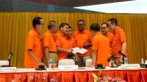 Jajaran Direksi dan Komisaris PT Arwana Citramulia Tbk seusai RUPST