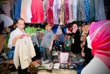 Presiden Jokowi Beli Baju Koko di Pasar Petanahan Kebumen
