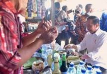 Presiden Jokowi Cek Ketersediaan Bahan Pokok di Pasar Mendenrejo Blora