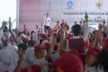 Presiden Jokowi saat serahkan KIP di Lapangan Rajawali, Kota Cimahi Senin (11/9) sore. (Foto: Setkab)