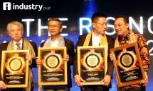 Direktur Eksekutif IPW Ali Tranghanda menyerahkan cenderamata kepada Chairman Lippo Group James T. Riady disaksikan Founder Intiland Development Hendro Gondokusumo, Founder Jababeka SD Darmono (ketiga kiri), dan Dirut BTN Maryono (Rizki Meirino)