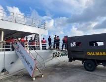 KN Tanjung Datu-301 Bertolak Antar Bansos ke Pulau Serasan