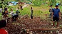 Satgas Yonif 143/TWEJ Buka Jalan Kampung Terisolir di Pegunungan Bintang