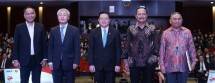 ki-ka) Wakil Rektor Bidang Pemasaran dan Pengembangan UPH Binsar Pandiangan, Duta Besar Korea untuk ASEAN Kwon Hee-Seog, Sekretaris Jenderal (Sekjen) Perhimpunan Bangsa-bangsa Asia Tenggara/Association of Southeast Asian Nations (ASEAN) Dr. Kao Kim Hourn, Staf Khusus Menteri Luar Negeri untuk Diplomasi Kawasan I Gede Ngurah Swajaya, dan Guru Besar bidang Hubungan Internasional UPH selaku Moderator acara Prof. Aleksius Jemadu, Ph.D.