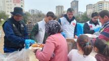 BSI Maslahat dan PT Bank Syariah Indonesia Tbk (BSI) menyalurkan paket makanan siap saji untuk korban gempa di Turki. 