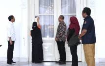 Ketua Komisi Pemilihan Umum (KPU), Hasyim Asy'ari (Batik lengan panjang) 