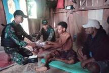 Satgas Yonif 143/TWEJ Beri Bantuan Penyandang Disabilitas di Perbatasan RI-PNG