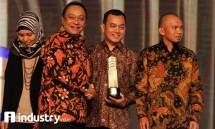 Dirut Bank BTN Maryono memberikan penghargaan kepada Dirut PT PP Properti Tbk Taufik Hidayat saat acara BTN Golden Property Awards (Rizki Meirino)