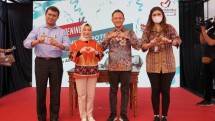Komisaris Utama TelkoMedika Dwi Sulistiani (kedua dari kiri) berfoto bersama dengan Direktur Utama TelkoMedika Dicky Anfiadi (kedua dari kanan), usai peresmian Klinik dan Apotek TelkoMedika di Jl. Kenari, Yogyakarta