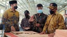 Menko PMK Muhadjir Effendy saat mengunjungi Polifurneka di Kendal