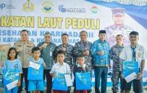 Pangkoarmada III Bersama Danlantamal IX Gelar Operasi Katarak dan Khitanan Massal Gratis