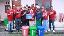 Penyerahan bantuan oleh CEO AdMedika Dwi Sulistiani (tengah depan) kepada Kepala Adat Desa Kedonganan, Bali. 