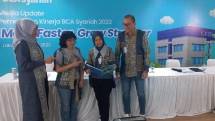 Direksi BCA Syariah usai paparan kinerja 2022 yang cermelang