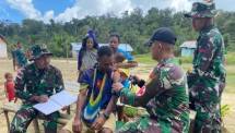 Satgas Yonif 143/TWEJ Gelar Pengobatan di Perbatasan RI-PNG