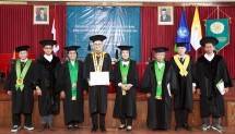 DR. Dr. Soefiandi Soedarman, SpM(K), Direktur Medik JEC @ Menteng (keempat dari kiri) bersama dengan pembimbing dan para penguji usai Ujian Terbuka Program Doktor Fakultas Kedokteran, Kesehatan Masyarakat dan Keperawatan, Universitas Gadjah Mada, di Yogyakarta.