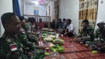 Warga Masyarakat Elenim Ajak Satgas YR 142/KJ Berbuka Bersama