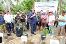 Direktur Keuangan dan Umum Pupuk Kaltim, Qomaruzzaman, bersama Wakil Ketua DPR RI, Rachmat Gobel di Desa Molosipat Utara, Kabupaten Pohuwato, Gorontalo saat mencanangkan program Community Forest bersama anggota Kelompok Tani Gorontalo.