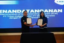 BCA Dukung Industri Laundry Lebih Maju - Kepala Pengembangan Bisnis BCA KCU Alam Sutera Augustina (kanan) bersama Pemilik PT MLC Indonesia dan PT Triton Internasional Rizal Matulatan (kiri) menandatangani Kerjasama Kredit Usaha Rakyat (KUR). 