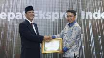 Foto bersama Nur Chamdani, Pimpinan Bidang SDM, Keuangan & Umum BAZNAS saat menyerahkan piagam penghargaan BAZNAS Award 2023 kepada perwakilan SiCepat Ekspres, Rangga Andriana, Manager Corporate Communication.