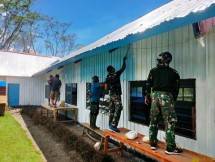 Satgas Bersinergi Bantu Karya Bakti di Kantor Distrik Kanggime