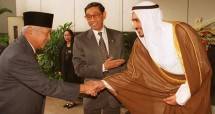 Menteri Keuangan Era Orde Baru Mar'ie Muhammad (tengah). (STR/Getty Images)
