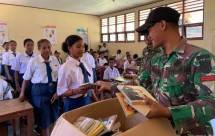 Satgas Yonif 143/TWEJ Bagikan Buku Bacaan Kepada Siswa di Pedalaman Papua