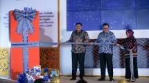 Soft launching Taspen Smart Health, produk kolaborasi Taspen Life dan AdMedika yang diresmikan oleh Komisaris Utama Taspen Life Ariyandi (tengah), Direktur Utama Taspen Life Ibnu Hasyim (kiri), dan CEO AdMedika Dwi Sulistiani (kanan). 