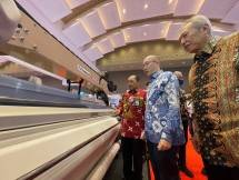 Ki-ka: (1) Ignatius Warsito: DirJen Industri Kimia, Tekstil dan Farmasi. Kementrian Perindustrian. (2), Paul Kingsen: Project Director Peraga Expo. (3). Hengky Iriawan: Presiden Direktur Peraga Expo.